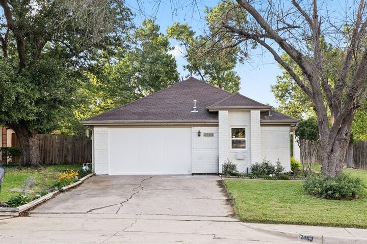 Property Photo:  2403 Beverly Hills Lane  TX 75150 