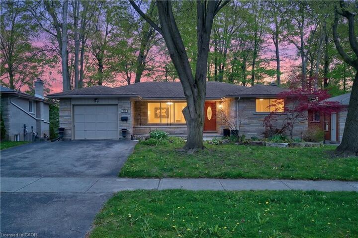 217 Pinegrove Crescent — photo 1