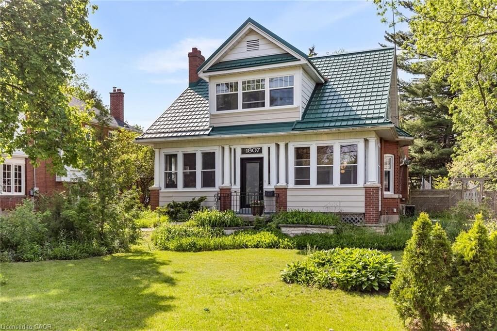 Property Photo: 1807 Balsam Avenue ON L5J 1L3