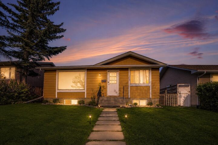 168 Castlebrook Drive NE — photo 1