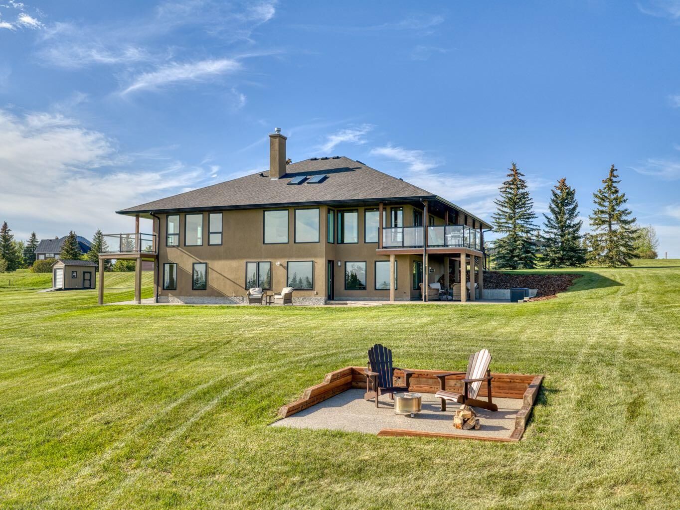 Property Photo:  7 Bearspaw Pointe Green  AB T3L 2P6 