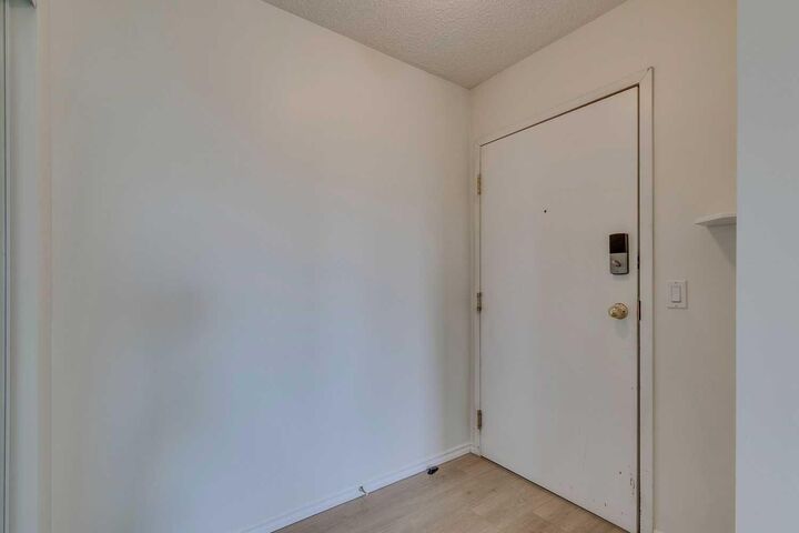 Property Photo:  7301 Valleyview Park SE 301  AB T2B 3R6 