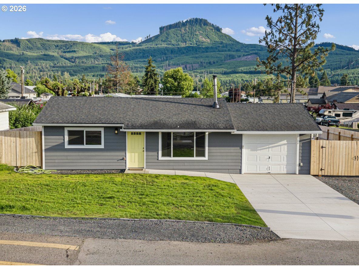 Property Photo:  114 E 3rd St  OR 97452 