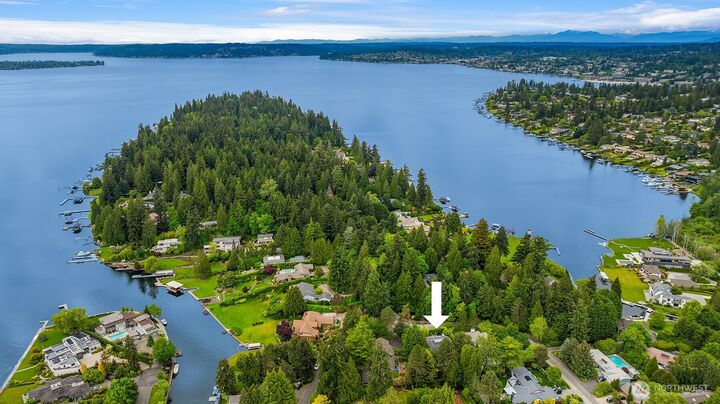 Property Photo:  3143  Hunts Point Road  WA 98004 