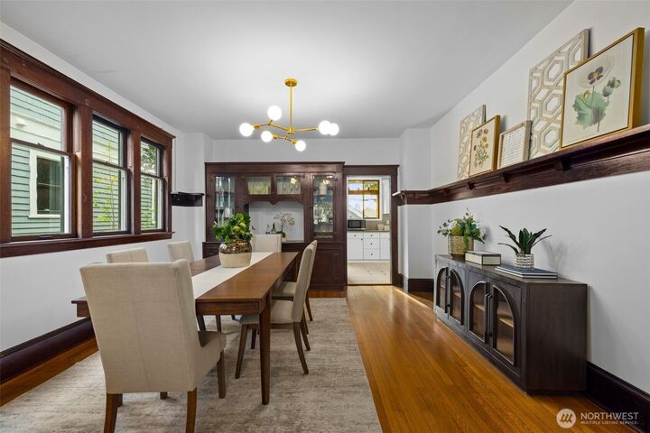 Property Photo:  2529  Queen Anne Avenue N  WA 98109 