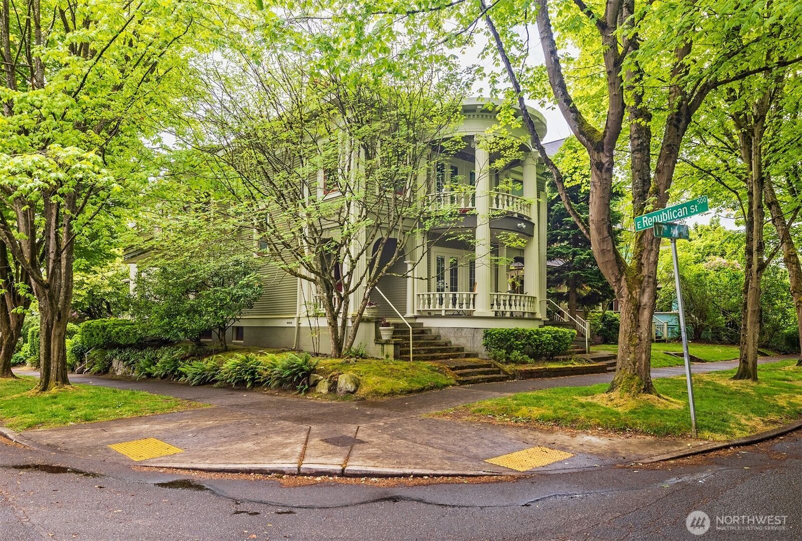 Property Photo: 1709 E Republican Street 6 WA 98112
