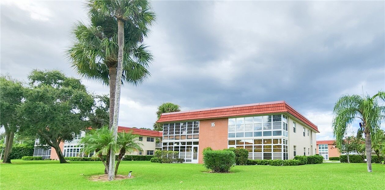Property Photo:  95 Spring Lake Drive 103  FL 32962 