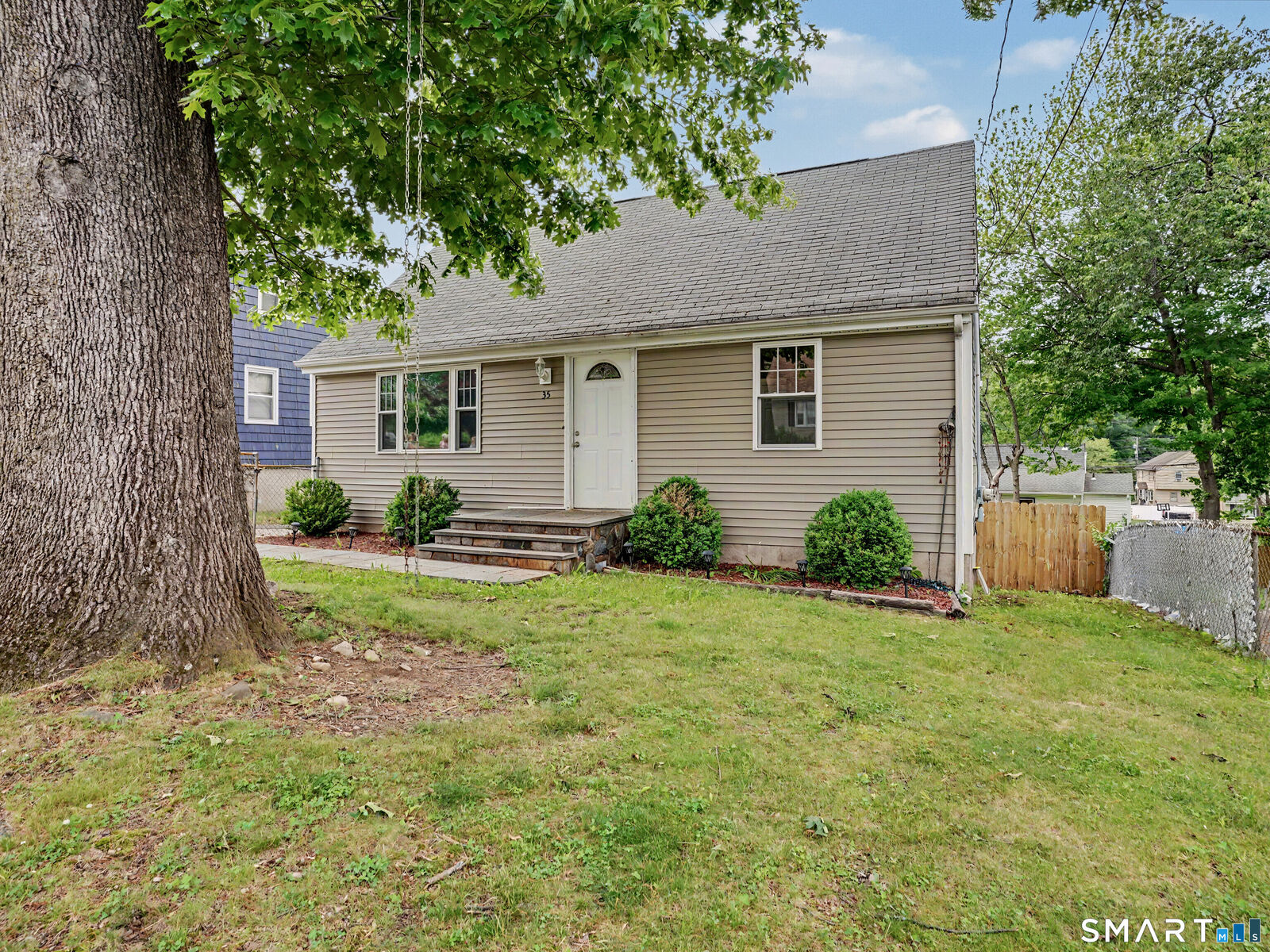 Property Photo:  35 Oakleaf Street  CT 06606 