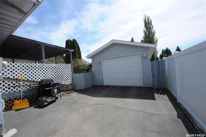 Property Photo:  571 Pendygrasse Road  SK S7M 5P6 