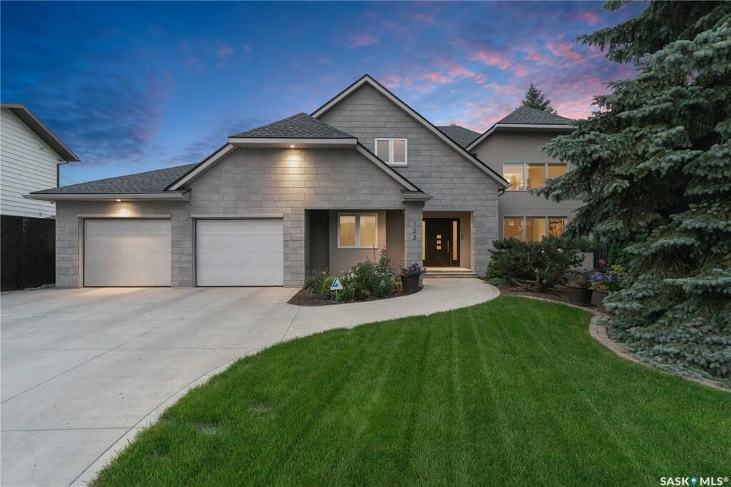 Property Photo: 323 Mallin Crescent SK S7K 7X2