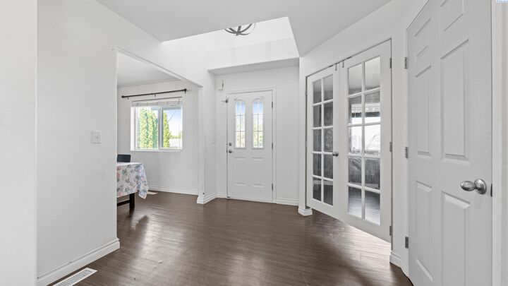 Property Photo:  1542 12th St  WA 99320 