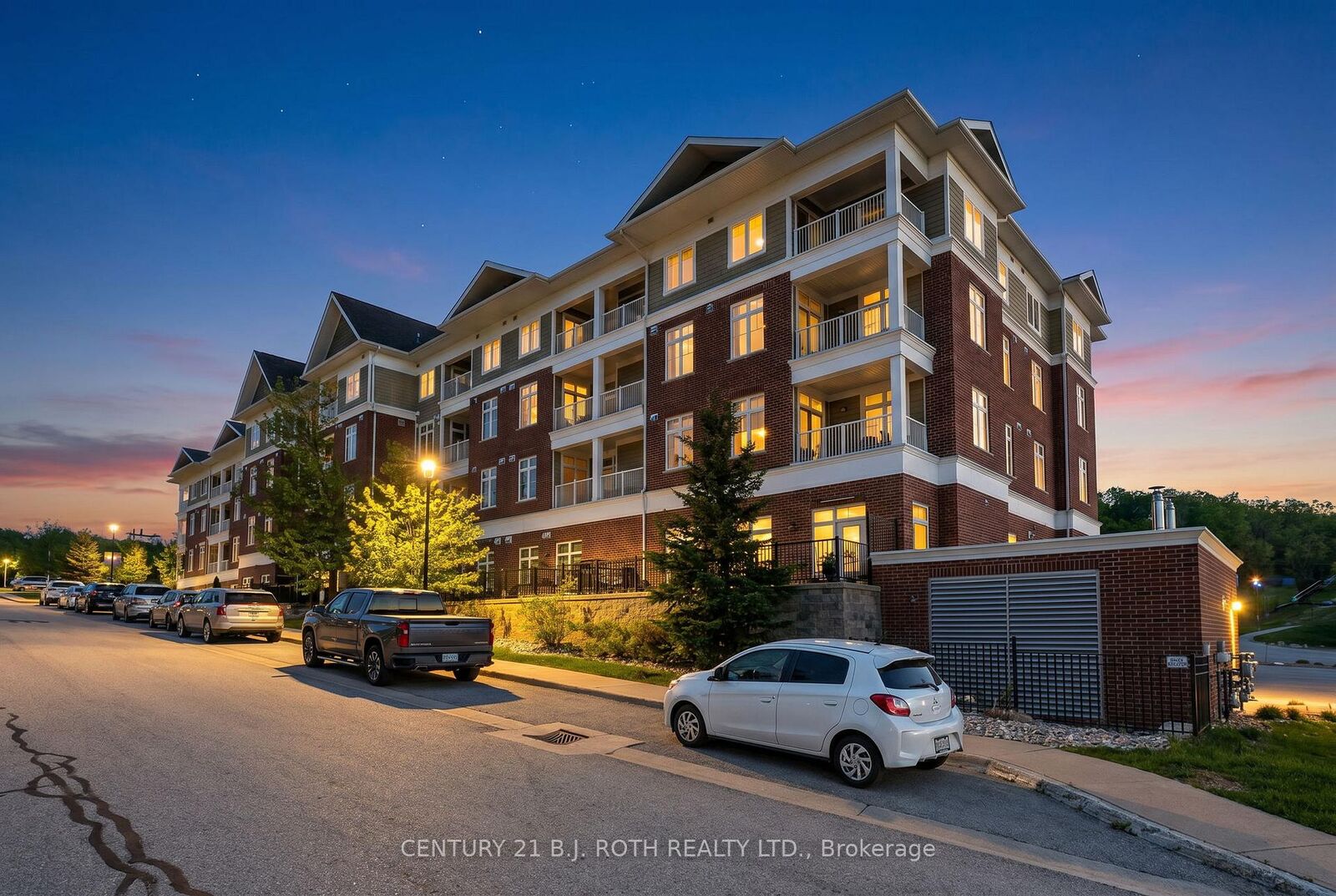 Property Photo:  40 Horseshoe Boulevard 310  ON L4M 4Y8 