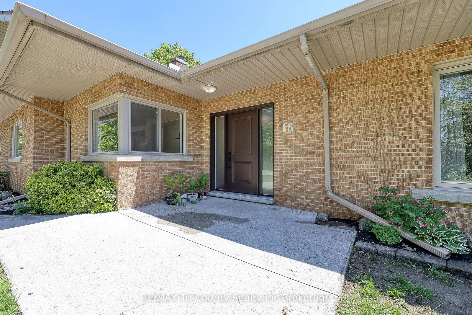 Property Photo: 16 Delevan Crescent ON N4G 3M7