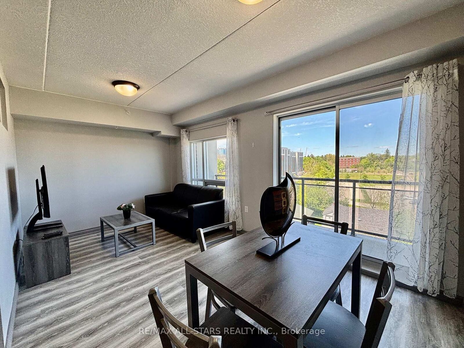 Property Photo:  275 Larch Street 507  ON N2L 3R2 