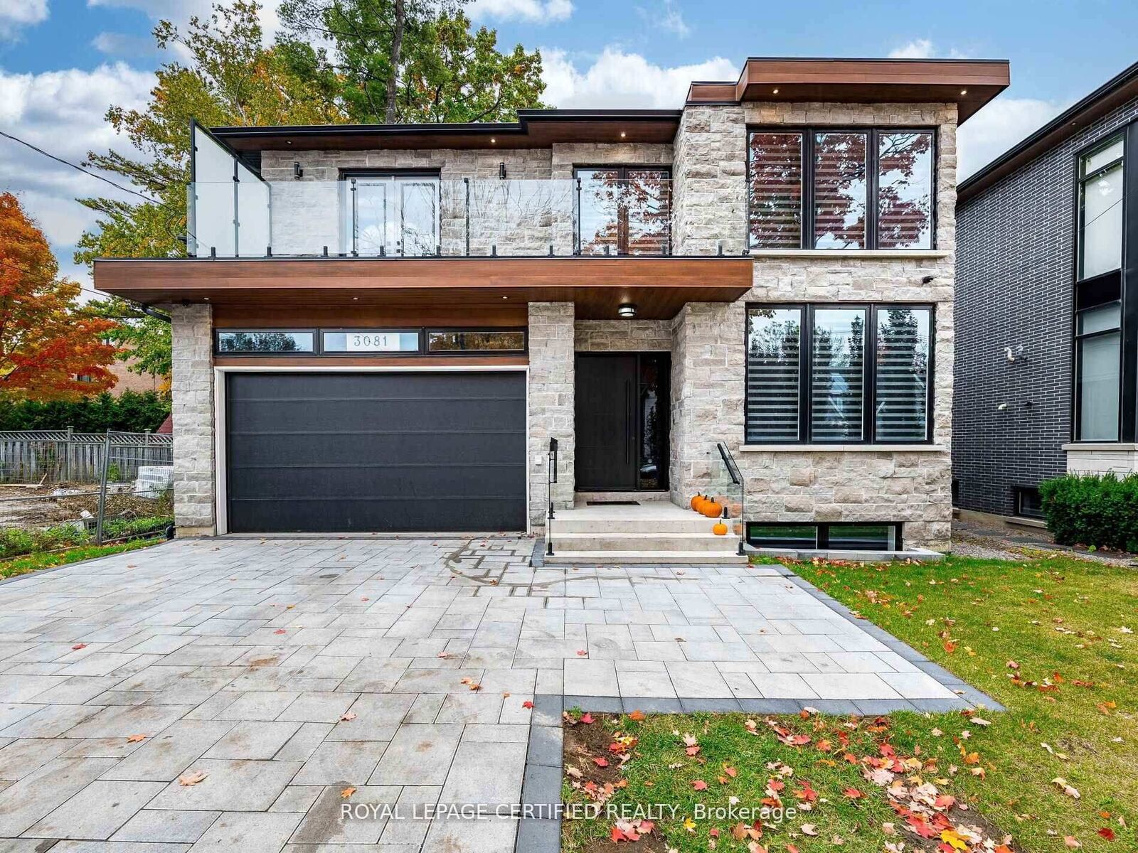 Property Photo: 3081 Grenville Drive ON L5A 2P6