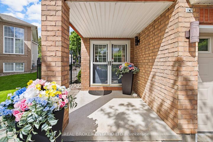 Property Photo: 124 Macassa Circle ON K2T 1J9