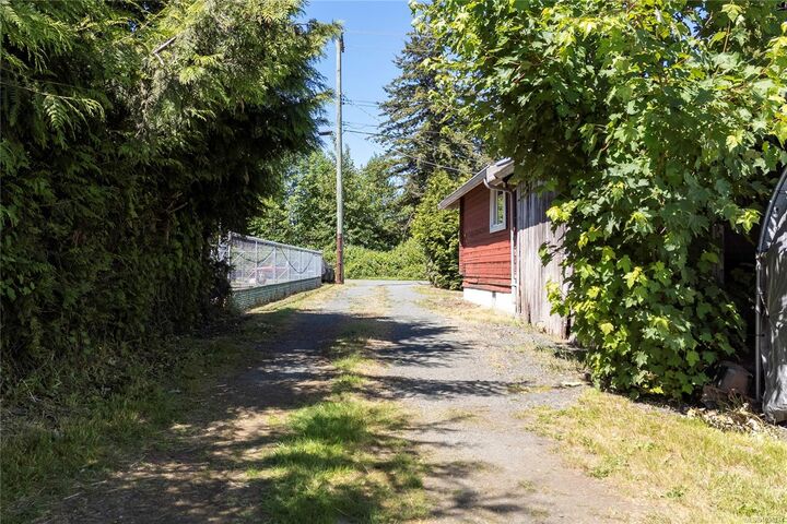 Property Photo: 1621 Redwood St BC V9W 3K7