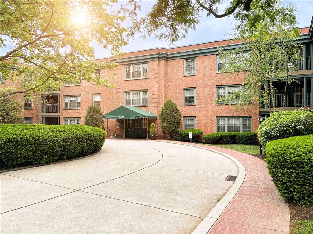 Property Photo: 5825 5th Ave 102 PA 15232