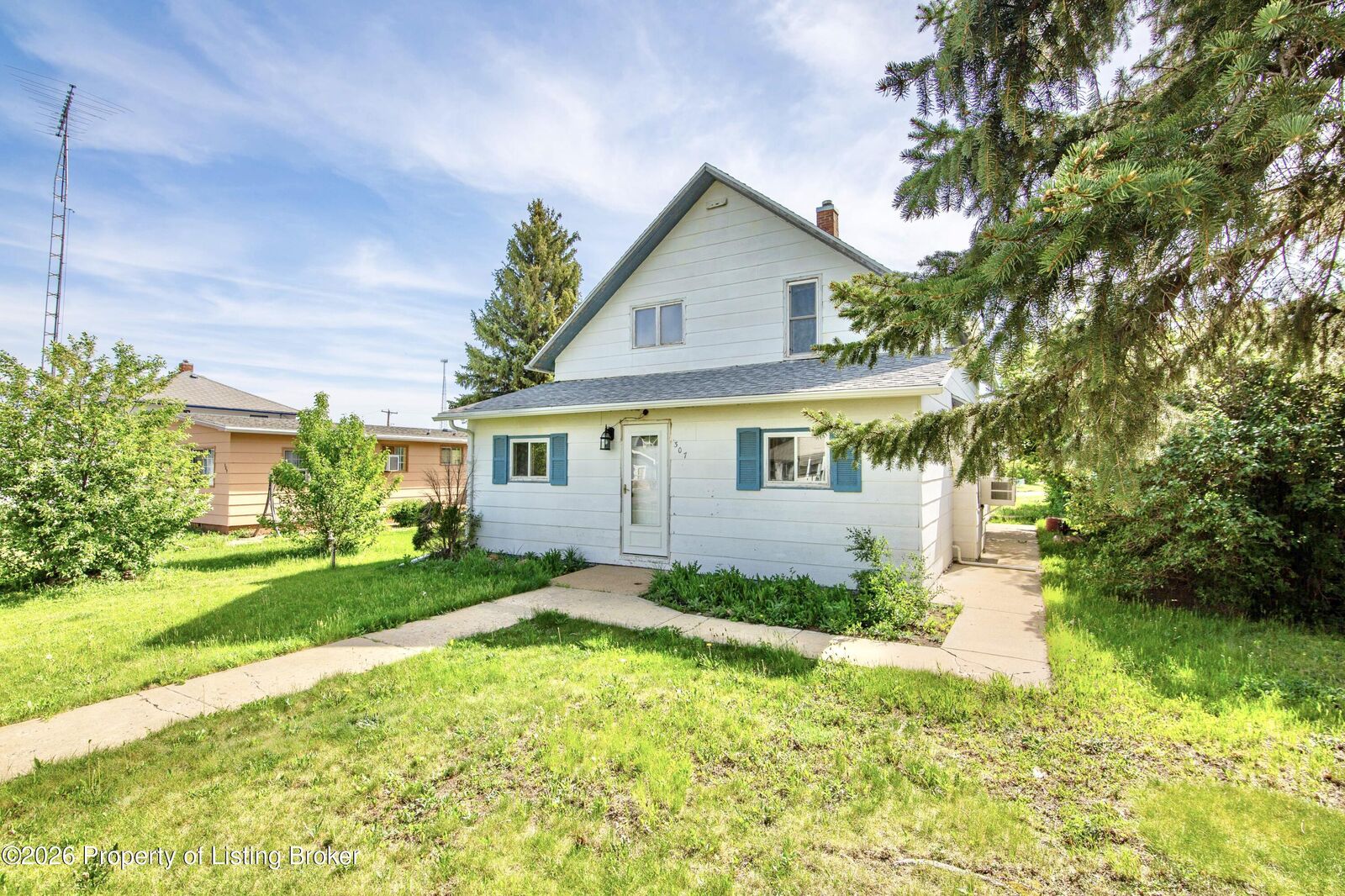 Property Photo:  307 Dakota Avenue  ND 58646 