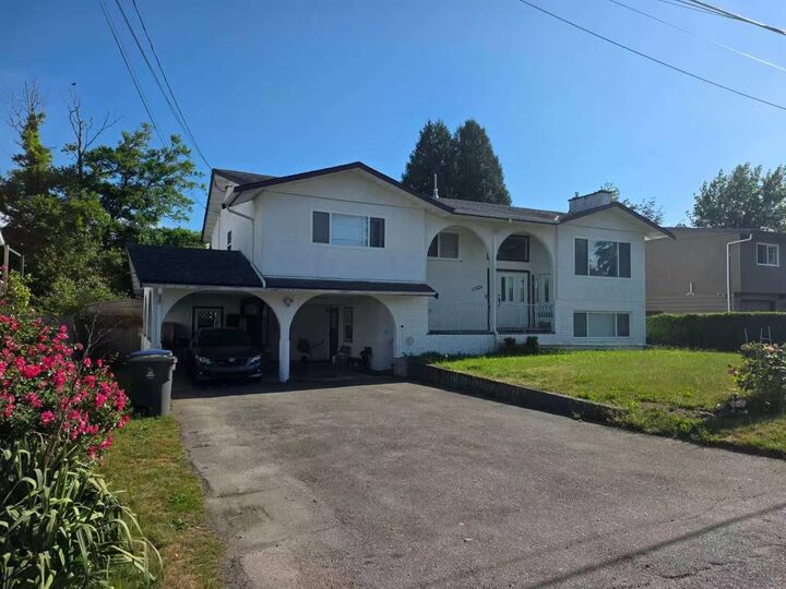 15526 17 Avenue — photo 1
