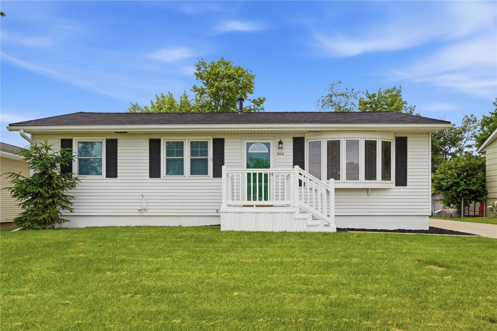 Property Photo:  806 29th St NW  IA 52405 