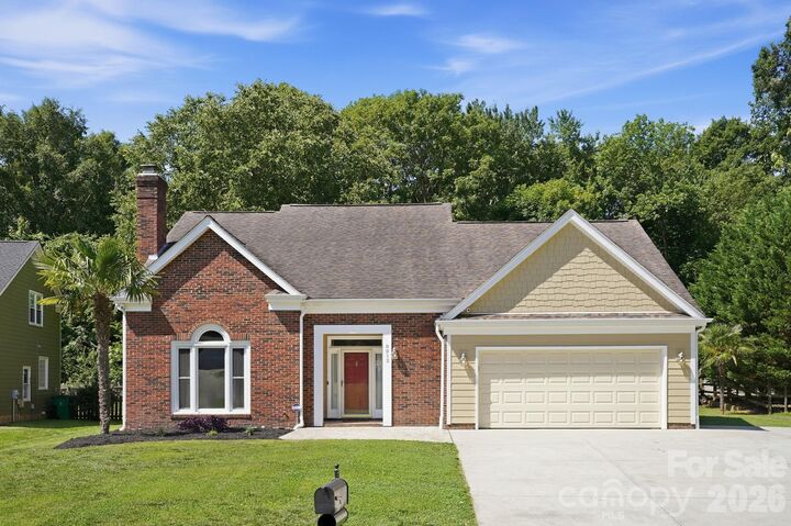 Property Photo:  9912 Park Springs Court  NC 28210 