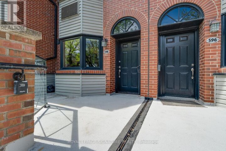 Property Photo:  598 Wellington Street West  ON M5V 2X5 