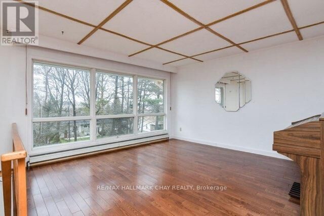 Property Photo:  18 Elm Street B  ON L9R 1M8 