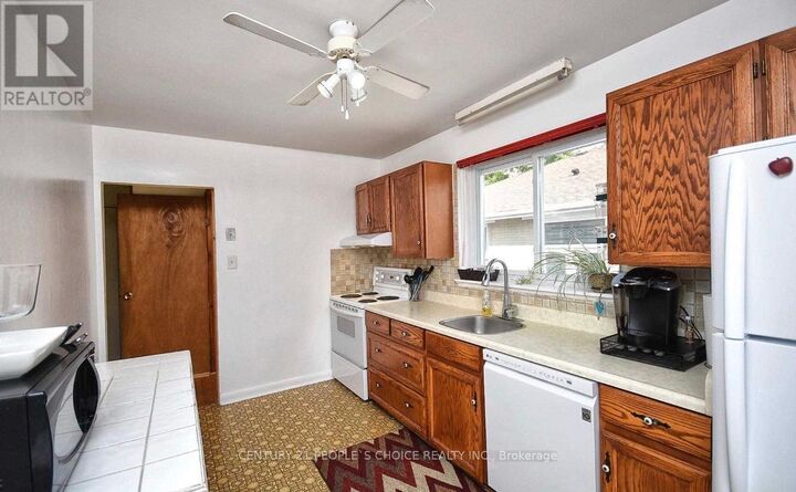 Property Photo:  62 Tecumseh Drive Main  ON L4G 2X4 