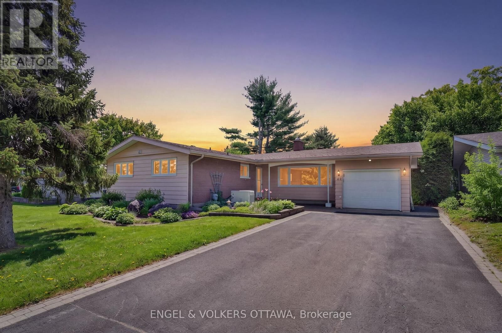 Property Photo:  62 Wigan Drive  ON K2E 6L1 