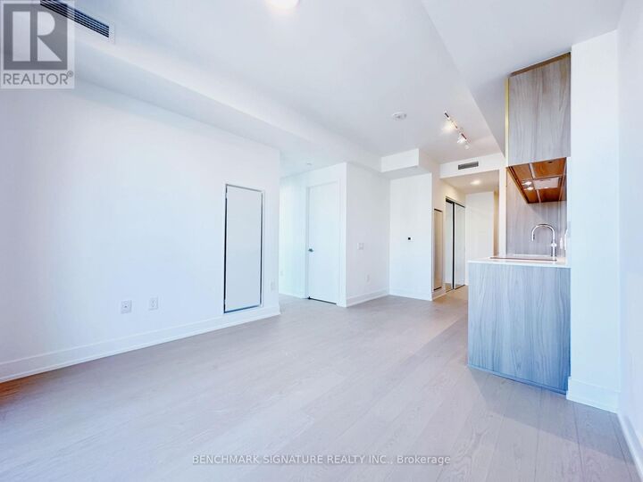 Property Photo: 36 Olive Avenue 2005 ON M2N 0M4