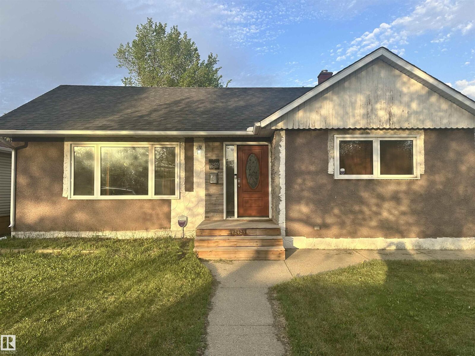 Property Photo:  12423 75 Street NW  AB T6W 1T8 