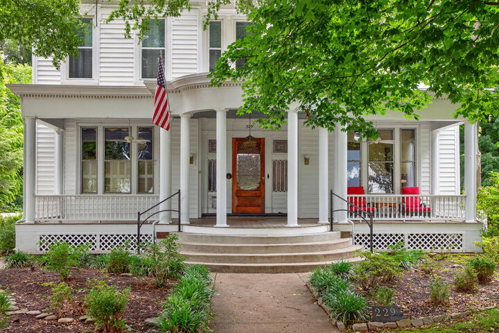 Property Photo:  229 W Lexington Avenue  KY 40422 