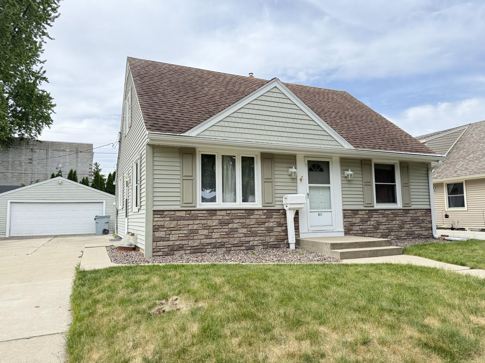 Property Photo:  911 E Norwich St  WI 53207 