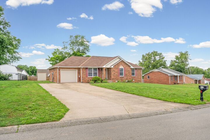 Property Photo: 438 Kelsey Dr TN 37042