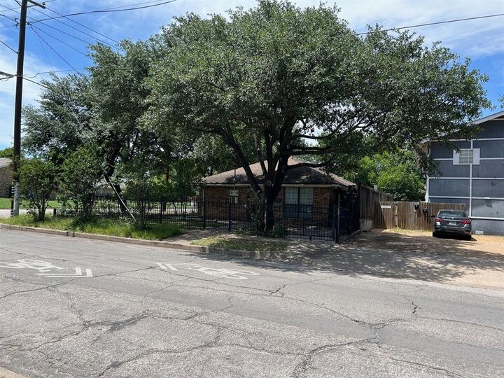 Property Photo: 739-741 W 10th Street TX 75208