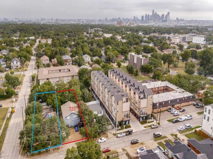 Property Photo: 739 W 10th Street TX 75208