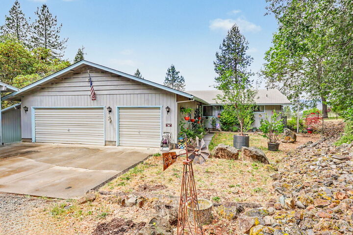 Property Photo: 758 Summit Loop OR 97527