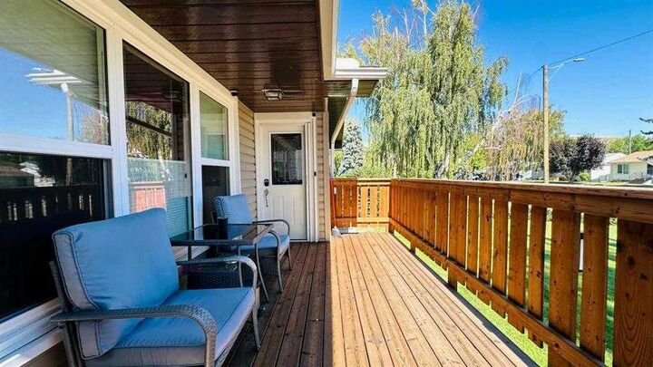 Property Photo: 411 8 Street E AB T0J 0Y5