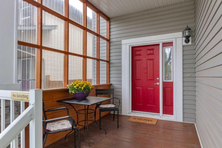 Property Photo:  8 Elmont Court SW  AB T3H 5Z8 