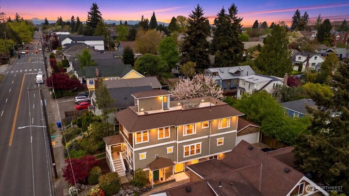 Property Photo: 400 NE 50th Street WA 98105