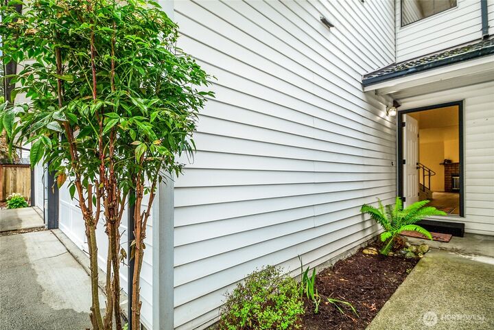 Property Photo:  4201 NE 5th Street #4117  WA 98059 