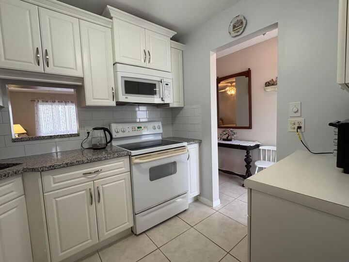 Property Photo:  108 NE 20th Avenue NE 206  FL 33435 