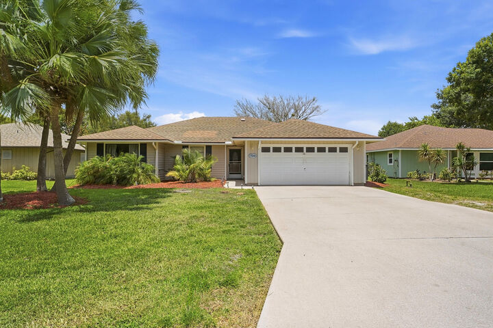 Property Photo: 724 24th Square FL 32962