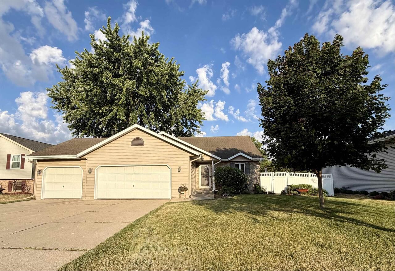 Property Photo:  3210 Thornton Drive  WI 53548 