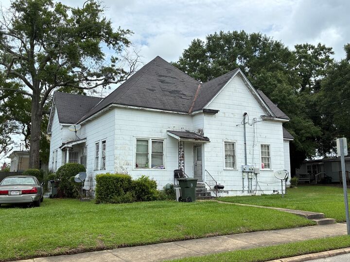 Property Photo:  300 N Lena St  AL 36303 