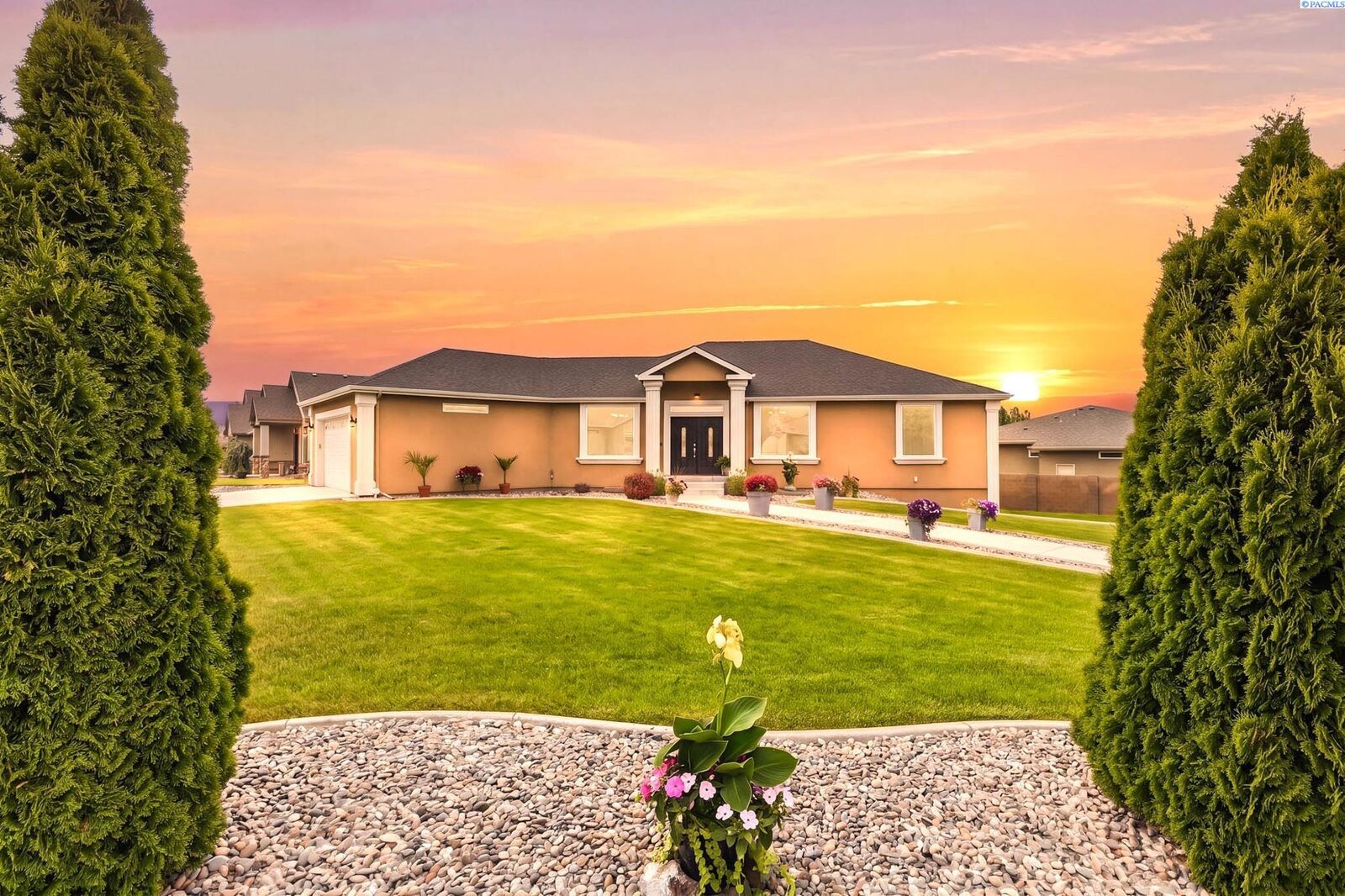 Property Photo:  662 S Hawaii Pl  WA 99336 
