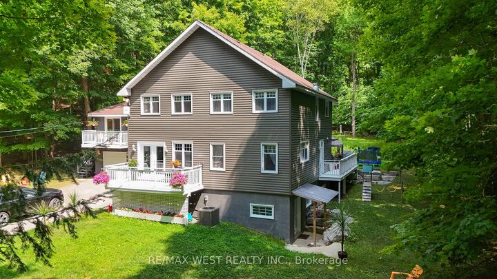 1158 Lorne Lane — photo 1