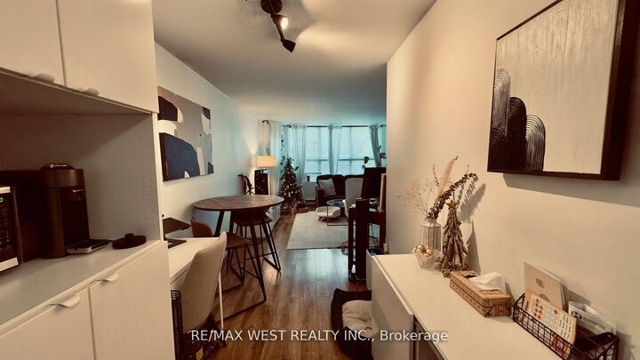 Property Photo: 1061 Bathurst Street ON M5R 3G8