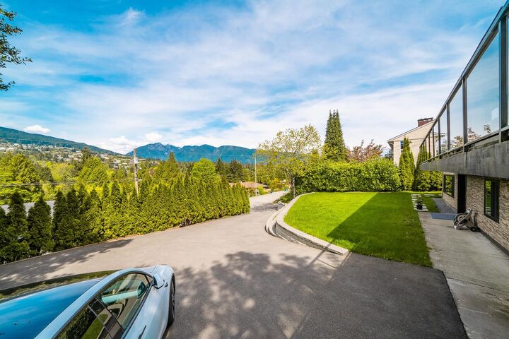 Property Photo:  880 Jefferson Avenue  BC V7T 2A4 